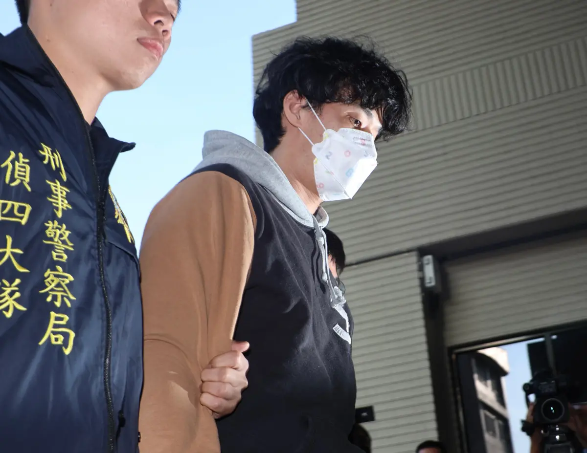 ▲T1聯盟重申反賭最高原則，也會和檢方和最。圖為吳季穎移送地檢。（圖／記者陳明中攝）