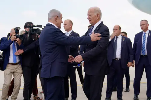 ▲美國總統拜登與以色列納坦雅胡（Benjamin Netanyahu）在以色列特拉維夫的本古里安機場（Ben Gurion Airport）會面。（圖／美聯社／達志影像）