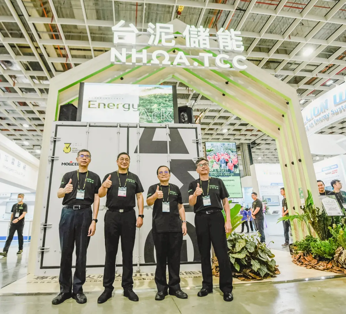 ▲台泥企業團董事長張安平為台泥第一個跨低碳建材及新能源的專利防火滅火儲能櫃EnergyArk揭幕。（圖／台泥提供）