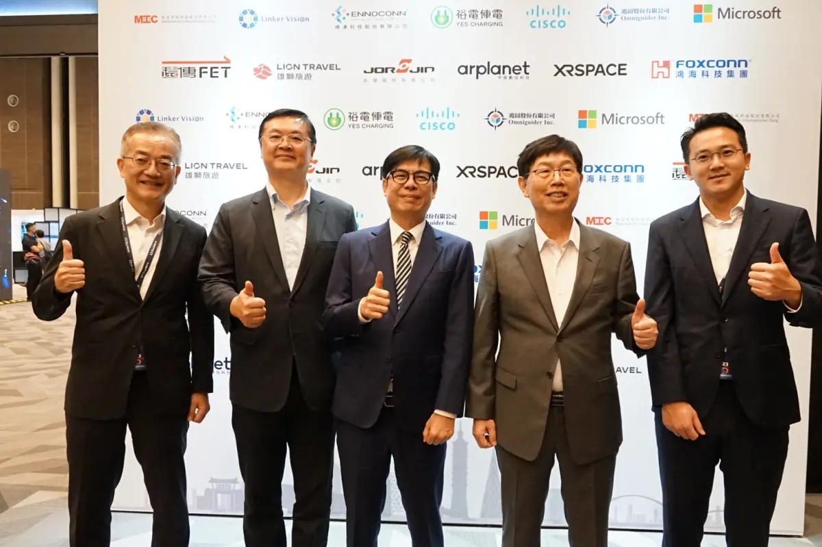 ▲高雄市長陳其邁率隊參訪鴻海科技日，由右至左依序為高雄經發局長廖泰翔、鴻海董事長劉揚偉、高雄市長陳其邁、高雄副市長羅達生、高雄交通局副局長劉建邦。（圖／高雄市經發局提供）