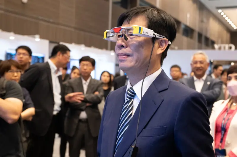▲陳其邁於鴻海科技日智慧城市展區體驗可應用於智慧觀光的City Glass的AR設施。(圖/高雄市經發局提供)