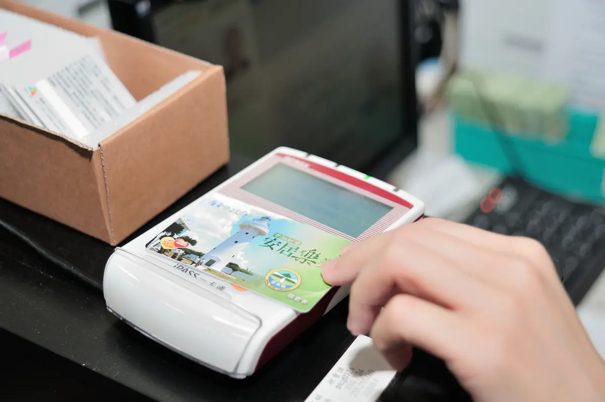 ▲持卡至縣內33鄉鎮市公所及屏東市8處里辦公室，過卡調高500元乘車加碼金。（圖／記者莊全成翻攝）