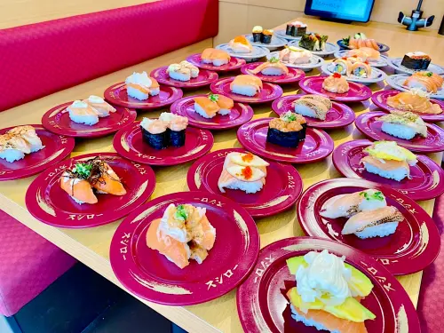 ▲壽司郎「鮭魚30選」活動，推出17款創意鮭魚、13款經典鮭魚，共計30款鮭魚料理。（圖／記者蕭涵云攝）