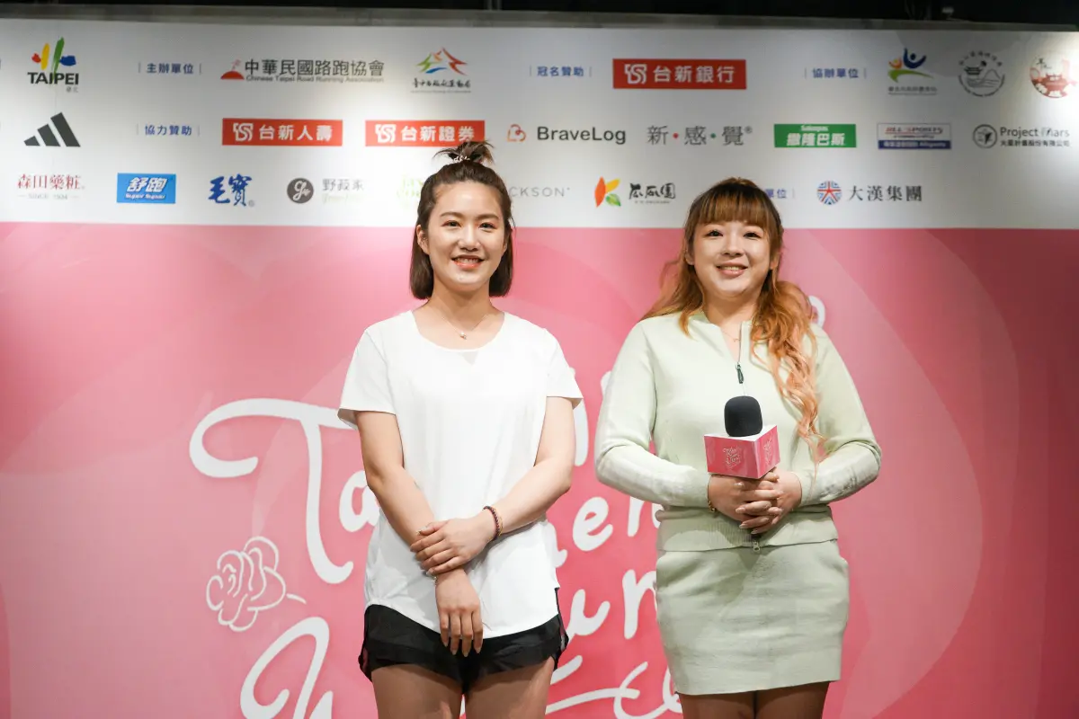 ▲2024台新女子路跑全台首創直播報名，邀請「李老闆集團」旗下知名直播主直播主柒柒花媽（右）Miya人妻妹紙（左）臉書粉專直播線上開賣。（公關提供）