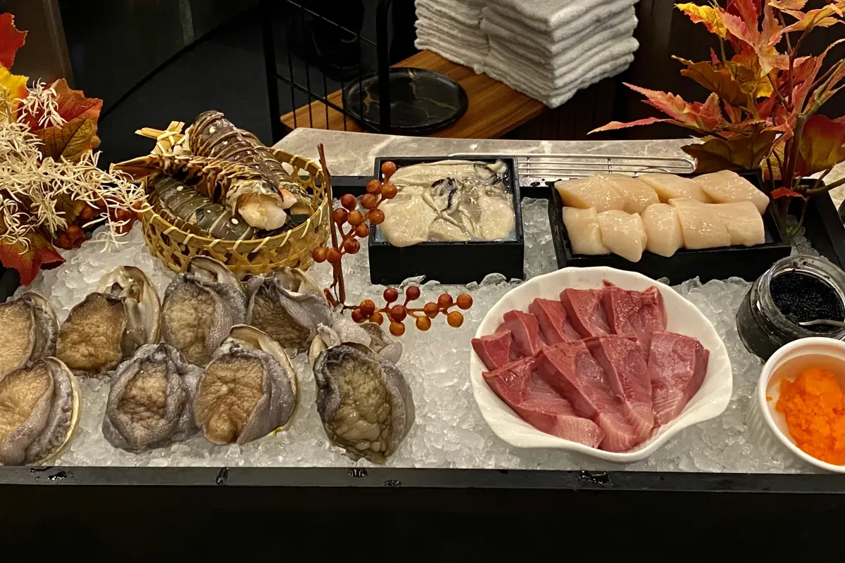 ▲從台中紅到插旗至台北微風南山的「Le Goût樂葵法式鐵板燒」，因為只要每人1,460元就能吃到龍蝦、生食干貝、南非活鮑等7大明星食材，因應日幣貶值，還推出免費升等至日本A5和牛。（圖／記者葉盛耀攝）