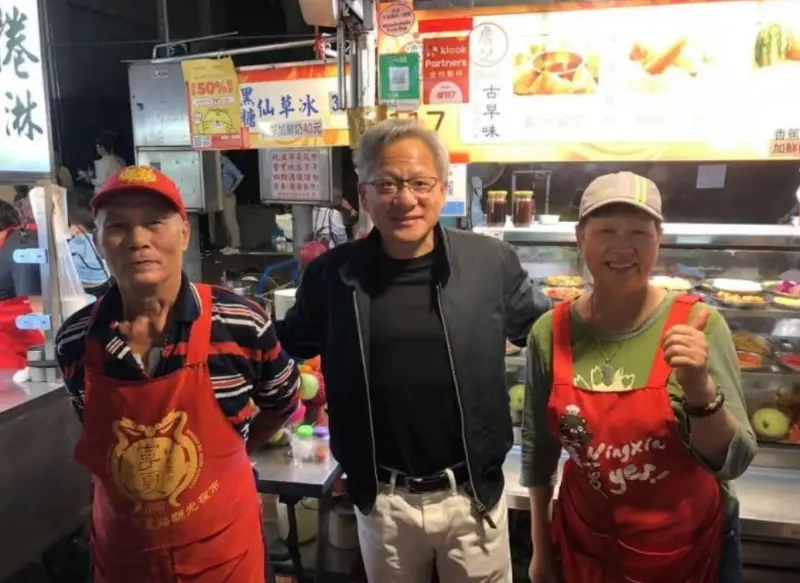 ▲詹記水果老闆的兒子日前在臉書曬出黃仁勳造訪水果店照片。(翻攝自/詹記水果老闆兒子臉書)