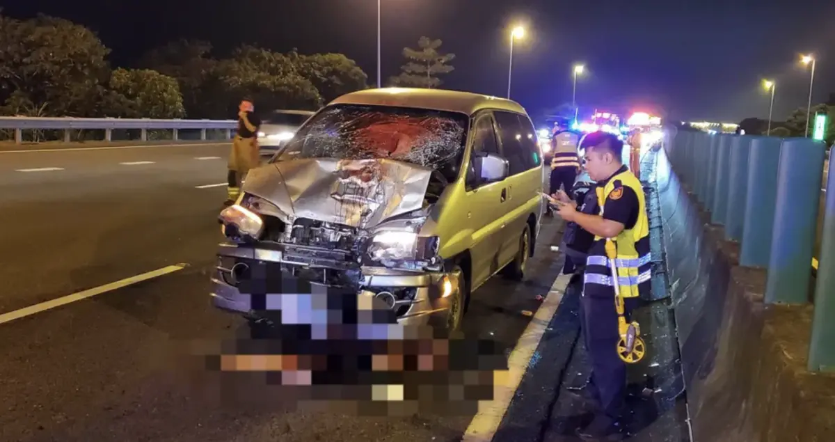 ▲國道3號台南白河路段311公里北上內側車道，發生一輛部機車疑似誤上國道，造成休旅車閃避不及、當場撞上，騎士捲入車底，消防局獲報後立即派東山、白河消防分隊4車8人前往救援，救出後人已明顯死亡未送醫。（圖／翻攝畫面）