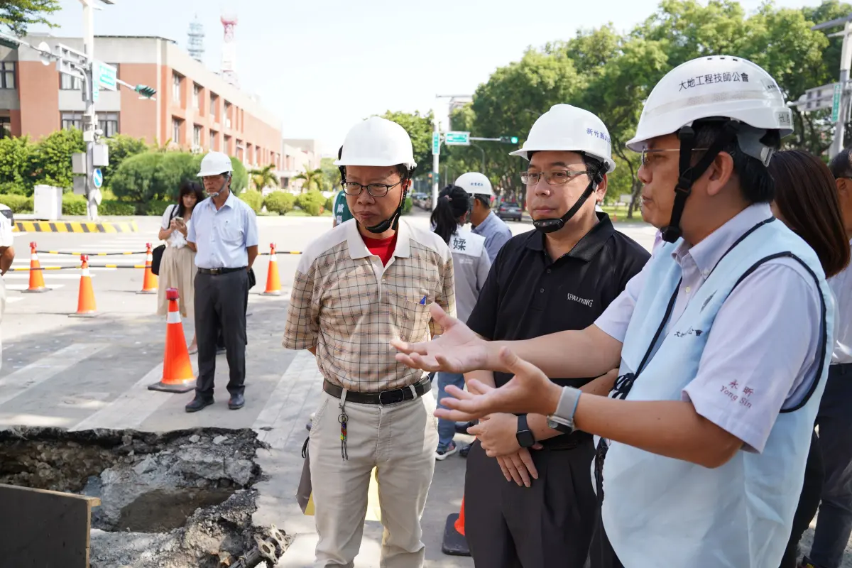 ▲縣政七街短期內三度塌陷，新竹縣政府工務處一早邀集中華民國大地工程技師公會，到建案現場勘查。（圖／新竹縣政府提供）