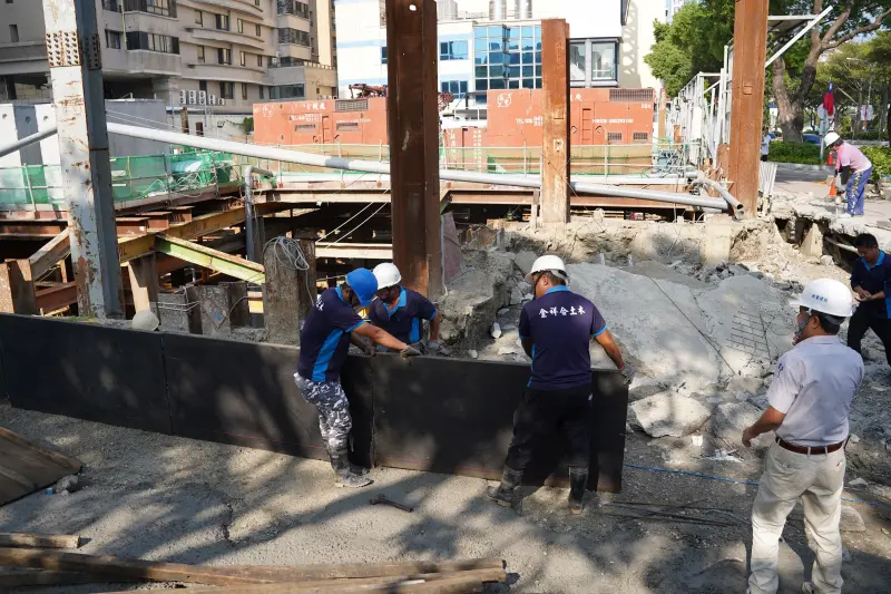 ▲縣府要求建商現場工地持續搶險,將側溝重新建置。(圖/新竹縣政府提供)