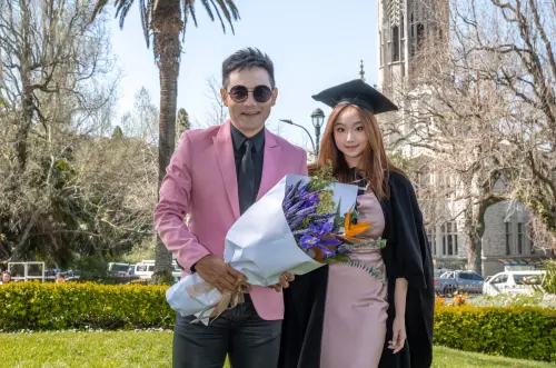 岑永康20歲學霸女兒畢業照公開　高顏值遺傳主播妻神基因
