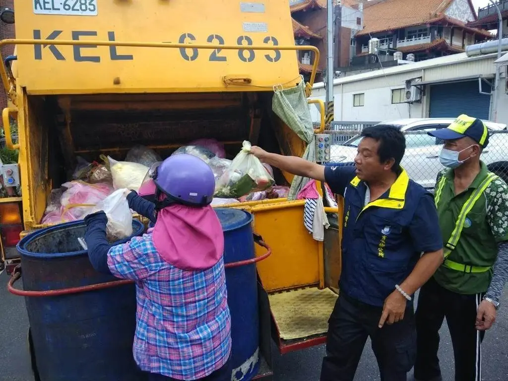 ▲高壓瓶屬於行政院環境保護署公告應回收容器，不得丟棄垃圾車。（圖／花蓮縣政府）