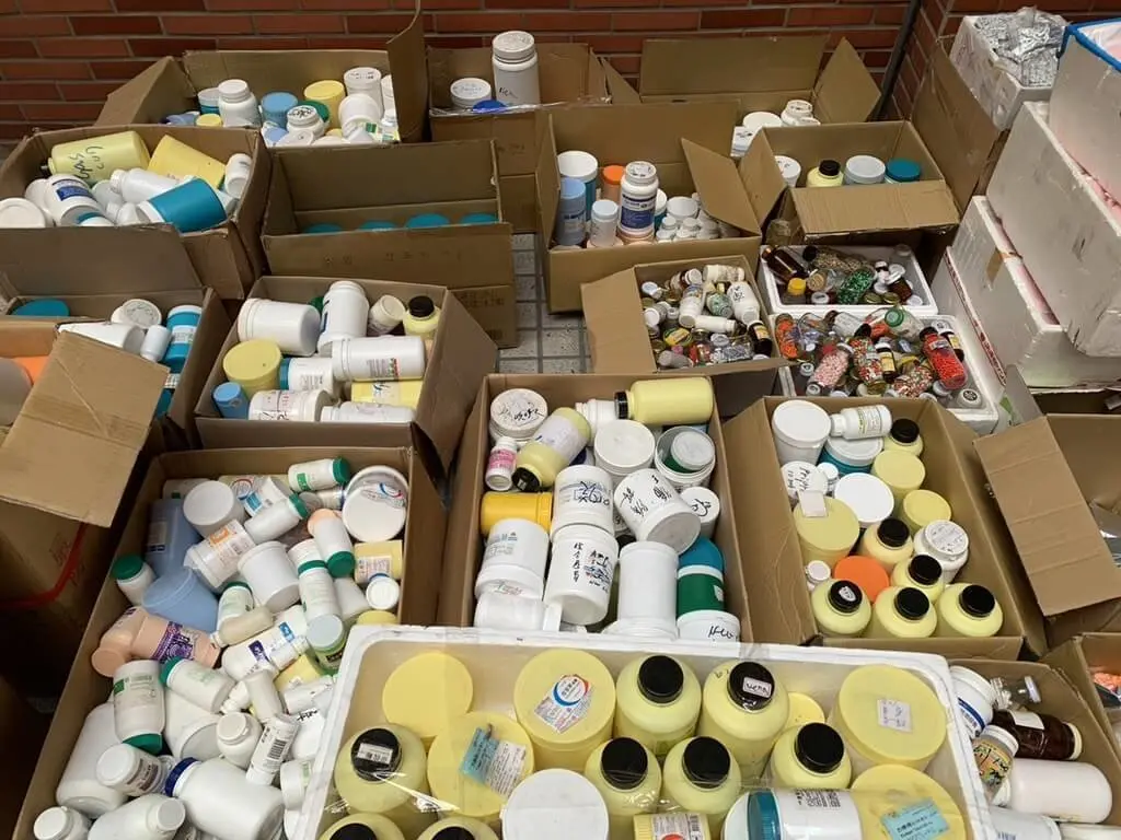 ▲有違反醫前科前科的林姓男子只有高職畢業，卻在外「林醫師」名義幫民眾收費看診，18日遭彰化檢方依違反醫師法起訴。圖為檢警在林男住處搜出大量藥物。（彰化地檢署提供）中央社記者吳哲豪傳真 112年10月18日