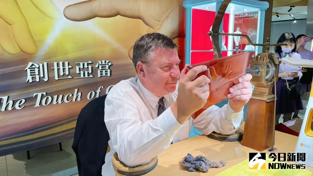 ▲曾獲法國政府頒發「騎士勳章」的湯瑪士．雷瑟大師來台獻藝，展示水晶雕刻技法。（圖／記者陳美嘉攝，2023.10.18）