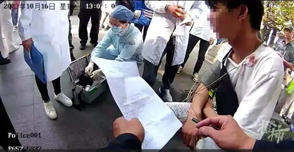 ▲中國一名26歲的年輕男子在熬夜加班後獨自上山，卻在半路上疑似因血糖過低而暈厥。（圖／翻攝自都市快報）