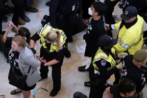 ▲多名示威者遭國會警察逮捕。（圖／美聯社／達志影像）