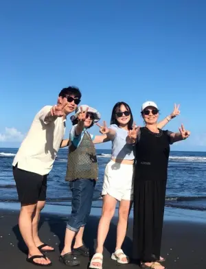 海外YouTuber接續到訪 體驗漫遊「頭城五漁鐵」之美 ▲韓國英玹與家人漫遊宜蘭山海美景,讚嘆:好玩程度完全不輸濟州島。(圖/宜蘭縣府提供)