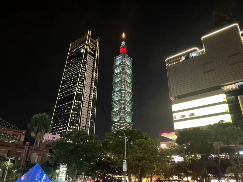 ▲台灣的首都台北具有繁華的夜市與標誌性的台北101大樓，台北101於2004年至2010年間曾是世界上最高的建築。（圖／記者張嘉哲攝）