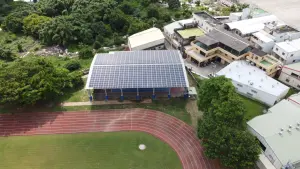 ▲光電球場提供學生夏天遮陽、雨天遮雨的戶外活動場所，將綠能融入教育環境(圖／教育局提供2023.10.24)