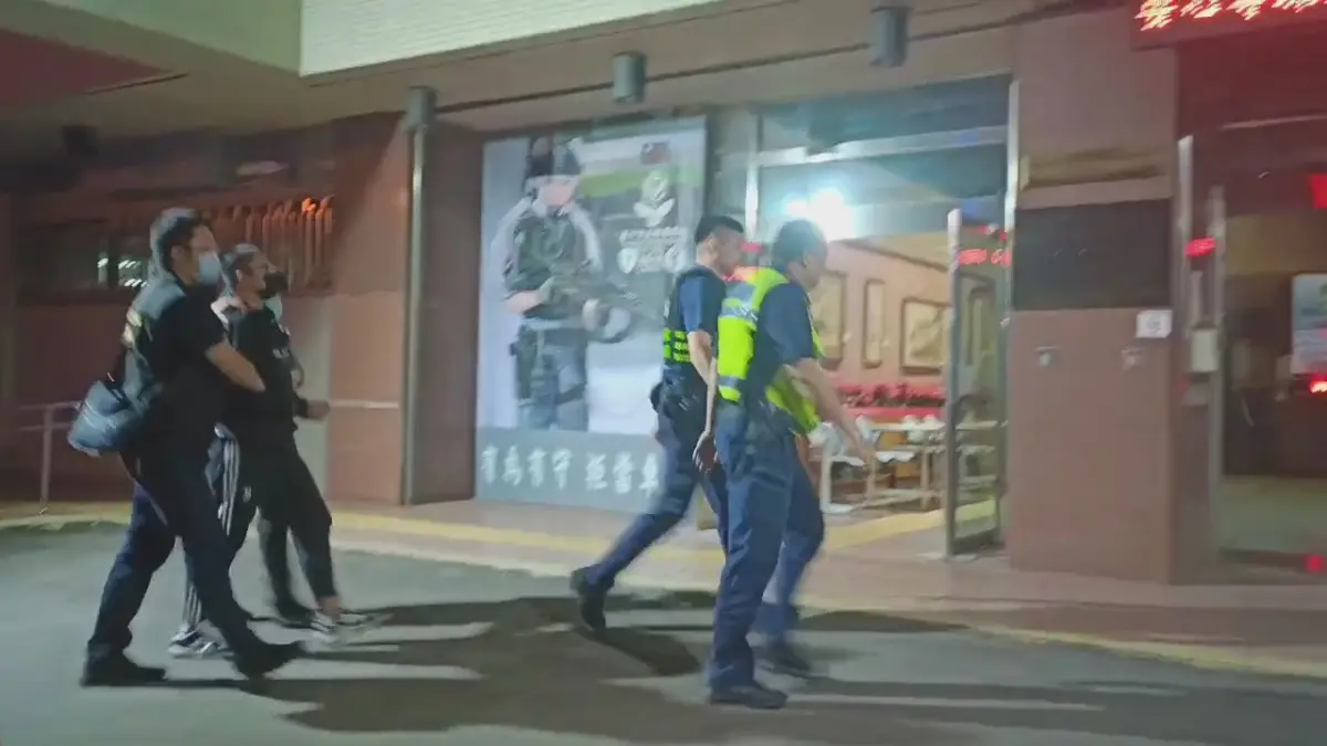 ▲台中市警四分局將開槍的胡嫌從台北押回台中偵訊（圖/記者鄧力軍翻攝）