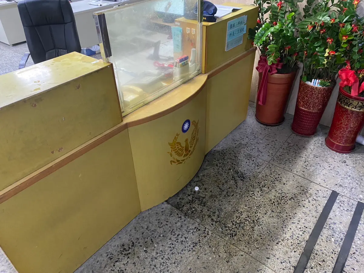 ▲基隆一名朱男因不滿借錢遭拒，遂跑到值班台潑灑汽油洩憤。（圖／翻攝畫面）