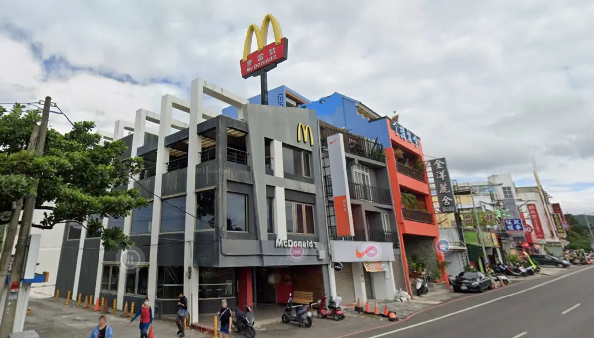 ▲台灣麥當勞證實屏東墾丁大街地標「28年麥當勞」已結束營業，臉書粉專發文感嘆「好多連鎖餐飲品牌都離開了墾丁」，引發共鳴。（圖／翻攝自Google Map）