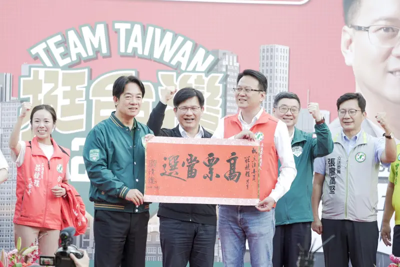 ▲民進黨總統參選人賴清德14日到台中輔選,重新點燃中捷藍線爭議。(圖/翻攝林佳龍臉書,2023.10.19)