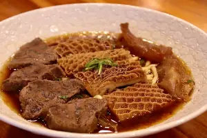 ▲位在內湖的「牛耳牛肉麵」原本就是人氣名店，招牌紅燒牛肉麵湯頭標榜以牛骨加上大量蔬菜熬煮出。（圖／取自牛耳精緻麵館臉書）