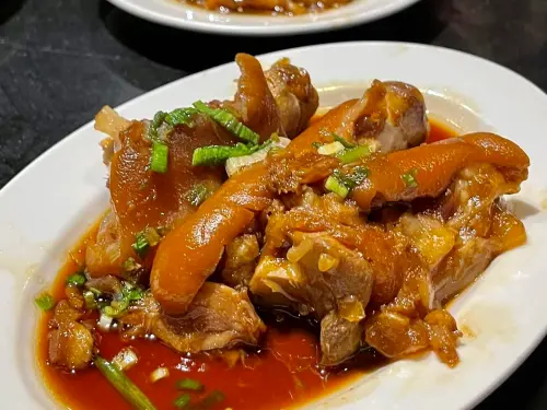 四平陽光商圈的人氣豬腳店「富霸王豬腳」,這裡招牌菜是腿庫(腿扣),要瘦一點的則可選腿節。(圖/瓦辛提供) ▲四平陽光商圈的人氣豬腳店「富霸王豬腳」,這裡招牌菜是腿庫(腿扣),要瘦一點的則可選腿節。(圖/瓦辛提供)