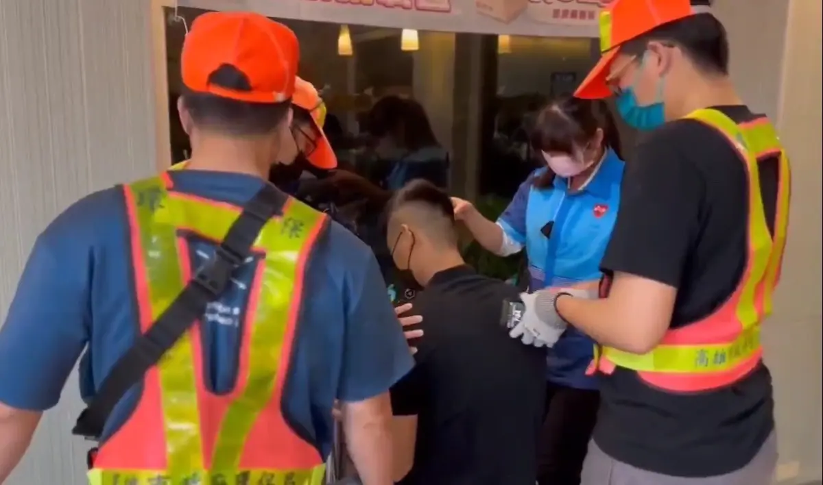 ▲警方還故意變裝化身超商店員及清潔隊人員拿著垃圾袋在超商內外埋伏，趁林姓車手出面取款時當場人贓俱獲。（圖／翻攝畫面）