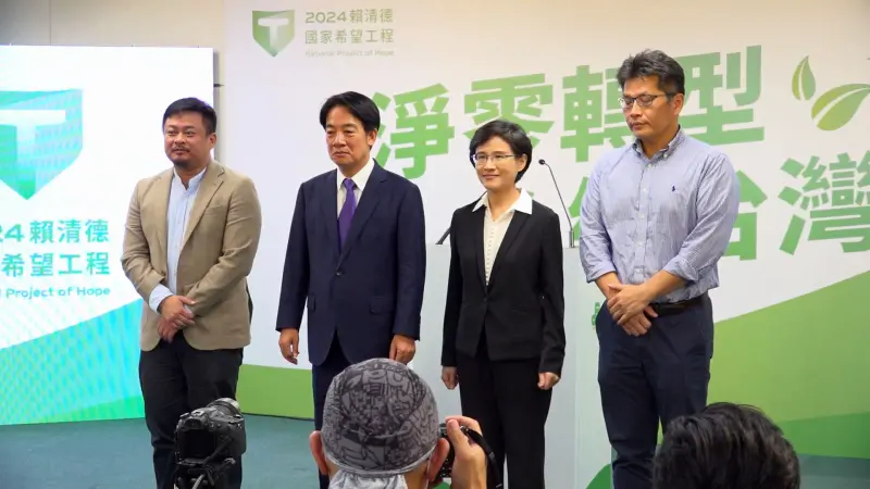 ▲記者會後拍大合照後，賴清德還特別回來台前說明。（圖／記者嚴俊強攝，2023.10.19）