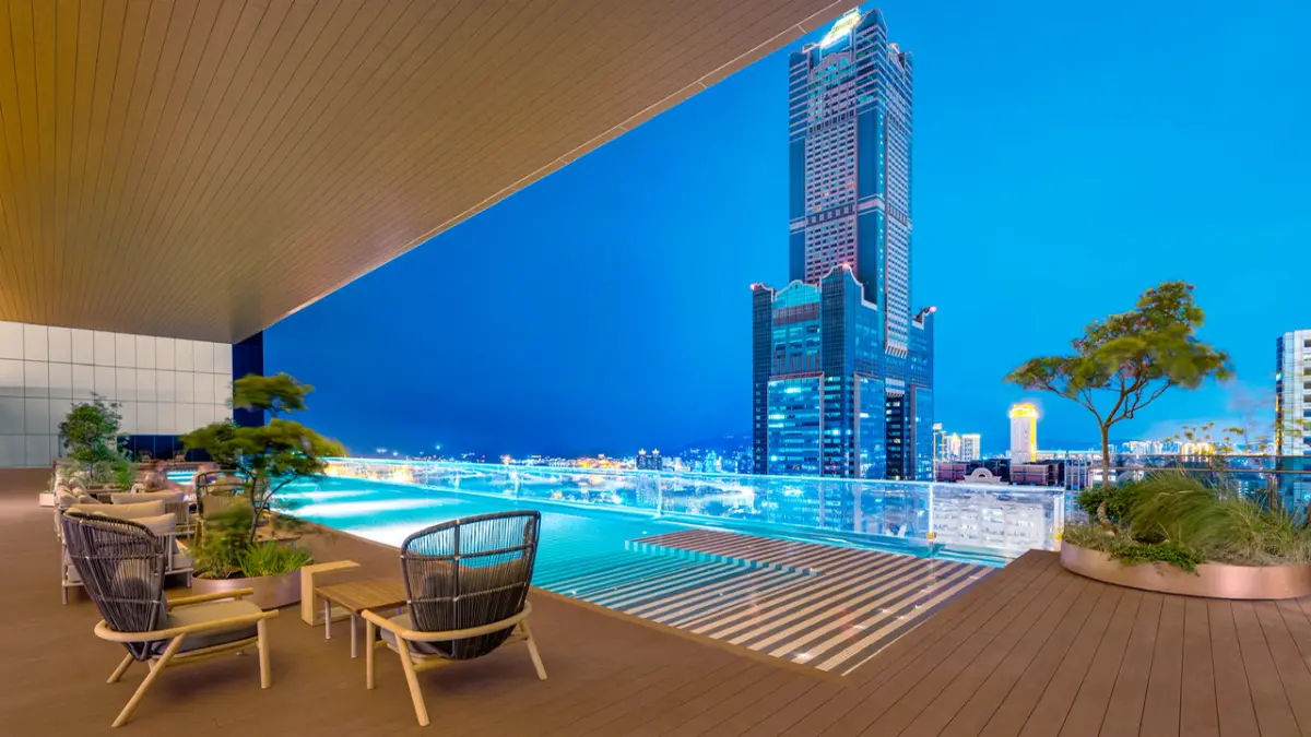 ▲5星級高雄承億酒店高空泳池相當吸睛，今年7月發生1.3萬房標錯價變2200元，霸氣全認了。（圖／承億酒店提供）