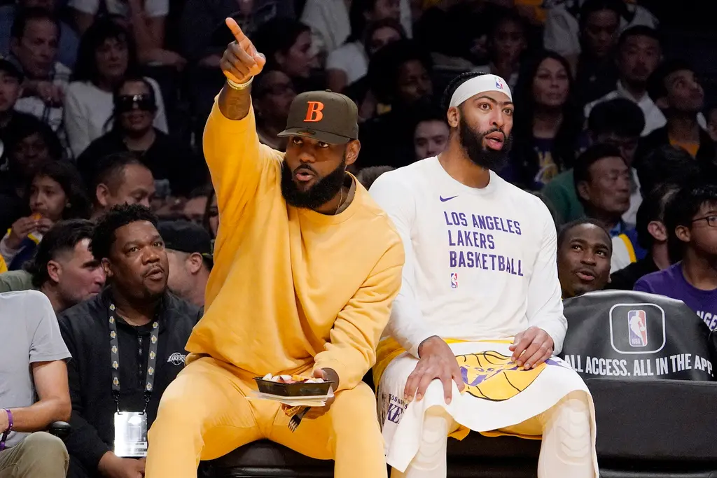 ▲日前Lebron James在熱身賽對陣勇士，僅出戰18分鐘提早打卡下班，便換好衣服坐在場邊休息且吃起水果便當，在今（19日）引來湖人名宿Michael Cooper不滿。 （圖／美聯社／達志影像）
