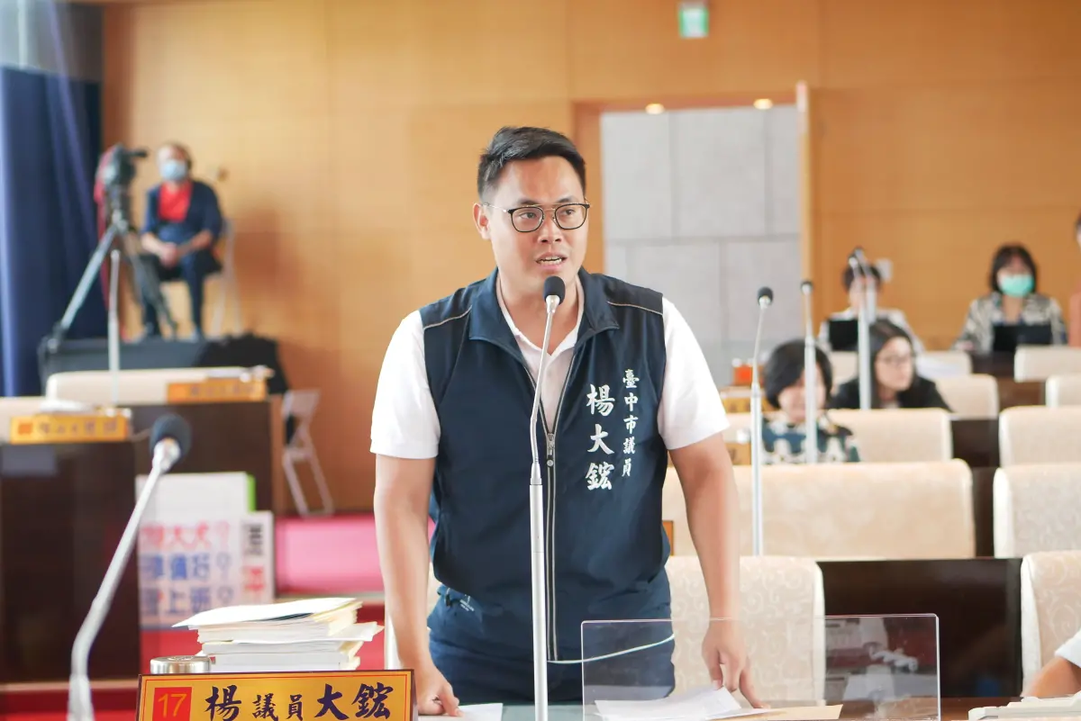 ▲市議員楊大鋐要求市府加強管理公車班次正常運作(圖／柳榮俊攝2023.10.19)