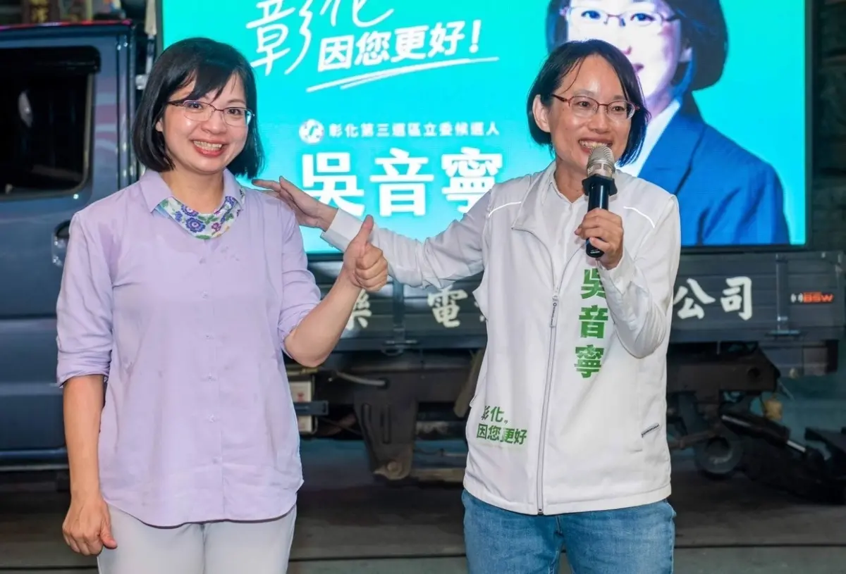 ▲立委林淑芬（左）曾自爆身材相近的老同學吳音寧，都穿她的「三手衣」。（圖／吳音寧競辦提供，2023.10.19）