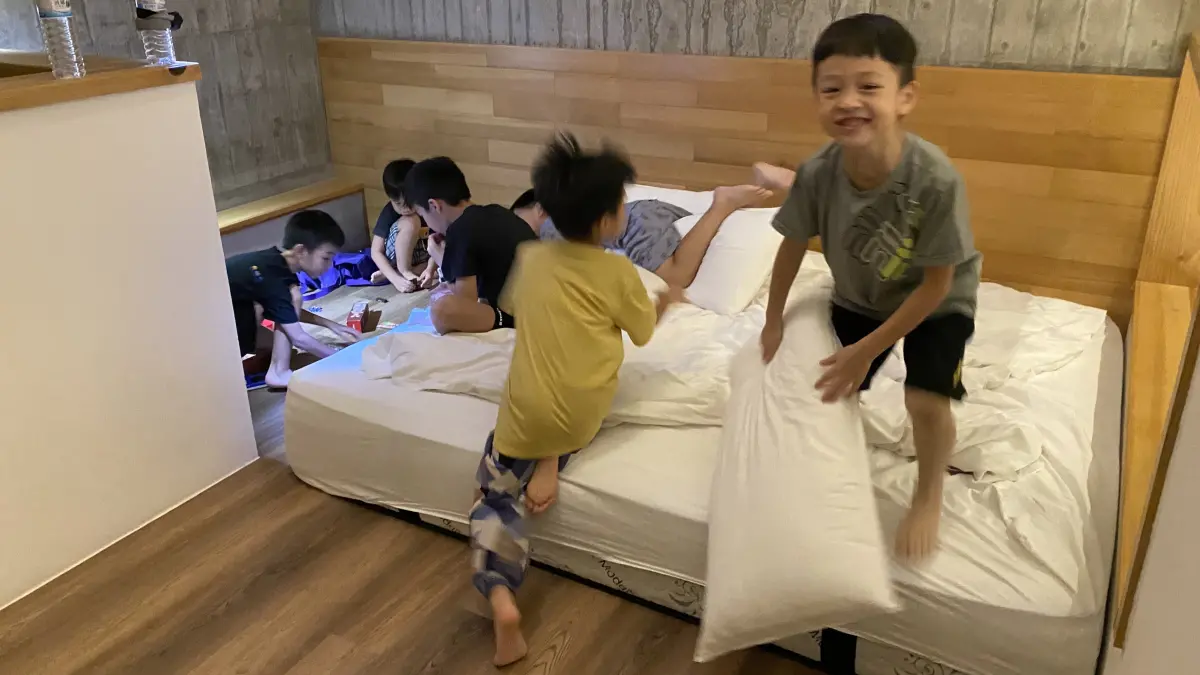 ▲國小畢業旅行收費8200元惹議，另有老師提出「不帶手機」，白天認真玩、晚上枕頭戰也很開心，引發兩派看法。（示意圖／記者黃韻文攝）