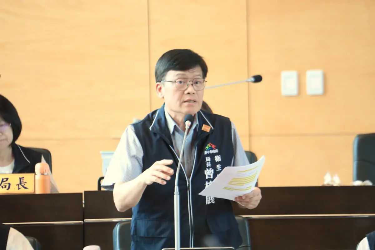 ▲台中市衛生局長曾梓展呼籲，家長簽署意願書，讓孩子於校園集中接種公費流感疫苗，省錢、省時又方便。(圖／市政府提供2023.10.19)