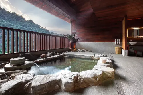 烏來璞石麗緻溫泉會館推出私人湯屋78折、湯加餐券63折起的優惠折扣。(圖/台北亞都麗緻大飯店提供) ▲烏來的泉質屬於碳酸氫鈉泉,無色無臭弱鹼性是一大特點。(圖/台北亞都麗緻大飯店提供)