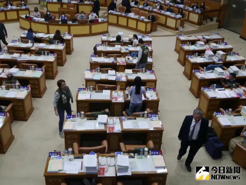 ▲新北市議長蔣根煌在清點人數後宣布散會，引發民進黨市議員黃淑君不滿，蔣根煌不願多說逕行離開議場。（圖 ／記者吳嘉億攝，2023.10.19）