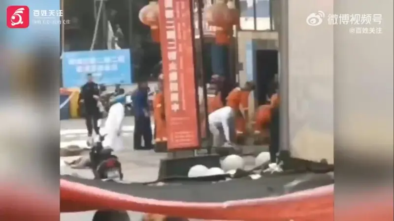 ▲中國雲南彌勒市昨（18）日發生一起嚴重的電梯墜落意外，商場一台電梯不明原因從4樓墜落到1樓，造成3人死亡、4人重傷、13人輕傷。（圖／翻攝自微博）