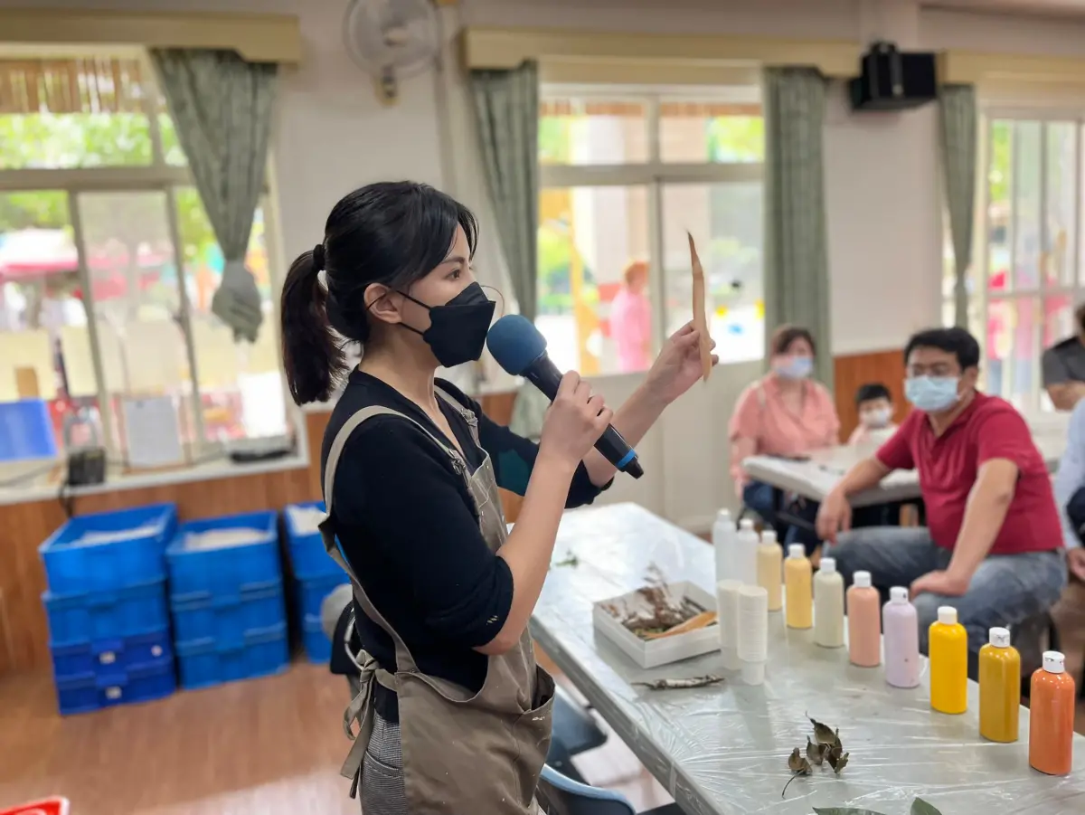 ▲留法劉昱穎老師帶來植物流體畫體驗，訴說客家流變與植物體驗。（圖 ／新北市政府客家事務局提供）