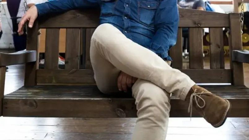 ▲民眾爬樓梯膝蓋會痛，就醫檢查非骨質疏鬆，而是關節退化。醫教6招保養關節、預防退化，快改掉翹二郎腿習慣。（示意圖／Pixabay）