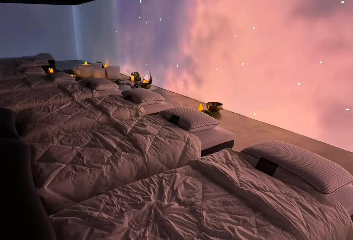 ▲德國寢具「Emma」好眠快閃主題館，還有特邀瑜伽老師規劃沈浸式音療、頌缽療癒瑜伽體驗。（圖／記者鍾怡婷攝）