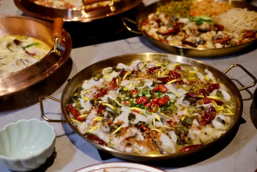 ▲「春囍打邊爐」的原味的酸菜魚，食材用上包含烏鯉魚、老壇酸菜、泡椒加上花椒等製成。（圖／記者葉盛耀攝）