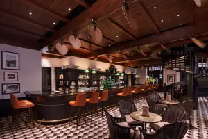 ▲新加坡萊佛士酒店的「長樂酒吧」，是著名雞尾酒「新加坡司令」發源地。（圖／Raffles Hotel Singapore提供）