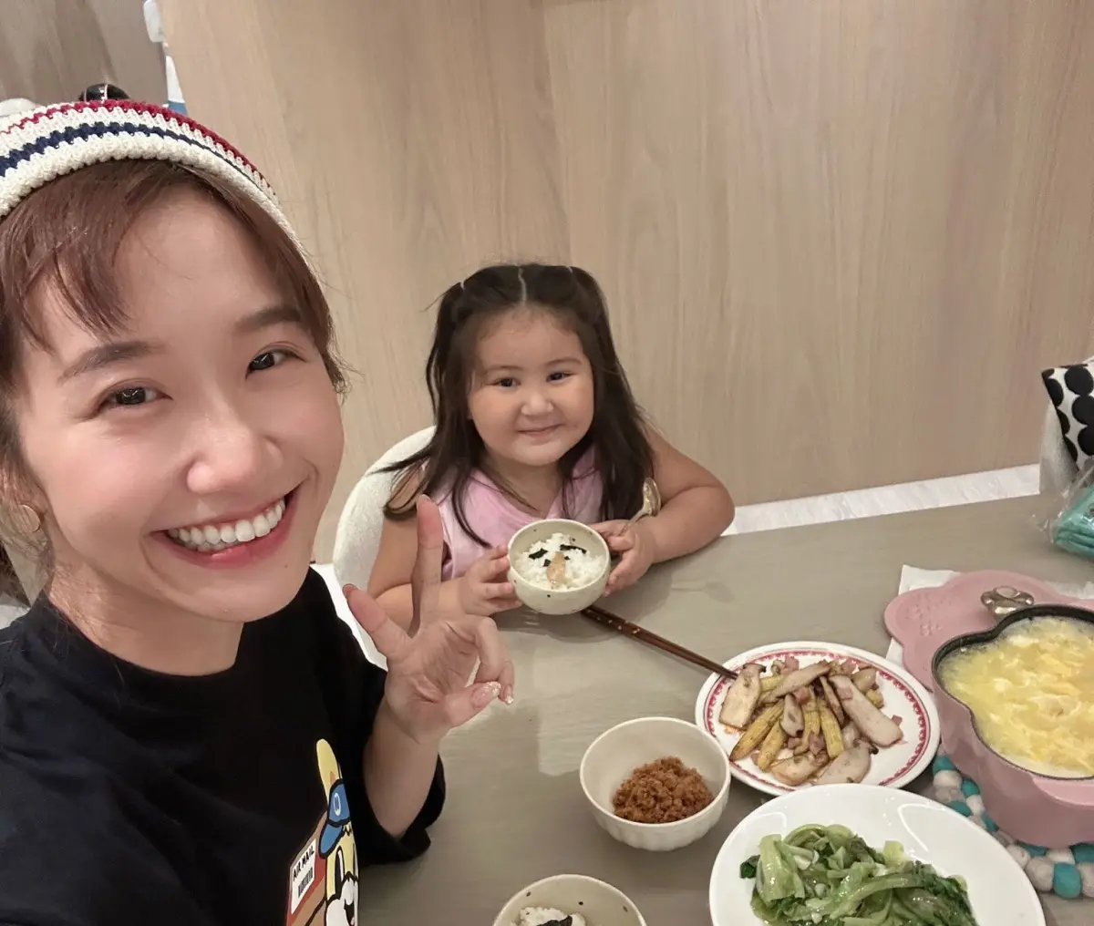 ▲Lulu（左）邀混血萌娃菈菈到她6000萬的豪宅作客，並親自下廚，讓菈菈開心到問媽媽：「可不可以搬去跟Lulu姊姊住？」（圖／東森綜合提供）