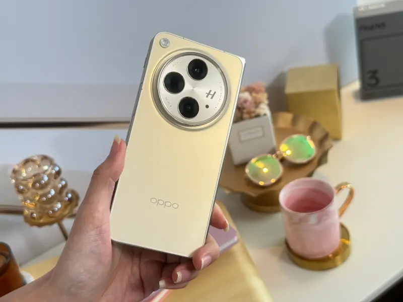 ▲OPPO Find N3首度將潛望式鏡頭帶入摺疊手機,配置6400萬畫素OIS潛望式鏡頭;4800萬畫素超廣角鏡頭,大受好評的哈蘇也沒少。(圖/周淑萍攝)