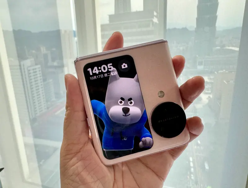 ▲OPPO Find N3 Flip 採用3.26吋直式外螢幕,往左一滑,就能輕鬆存取外螢幕應用程式庫,可以回覆訊息、安排日程、拍照或切換音樂。(圖/周淑萍攝)