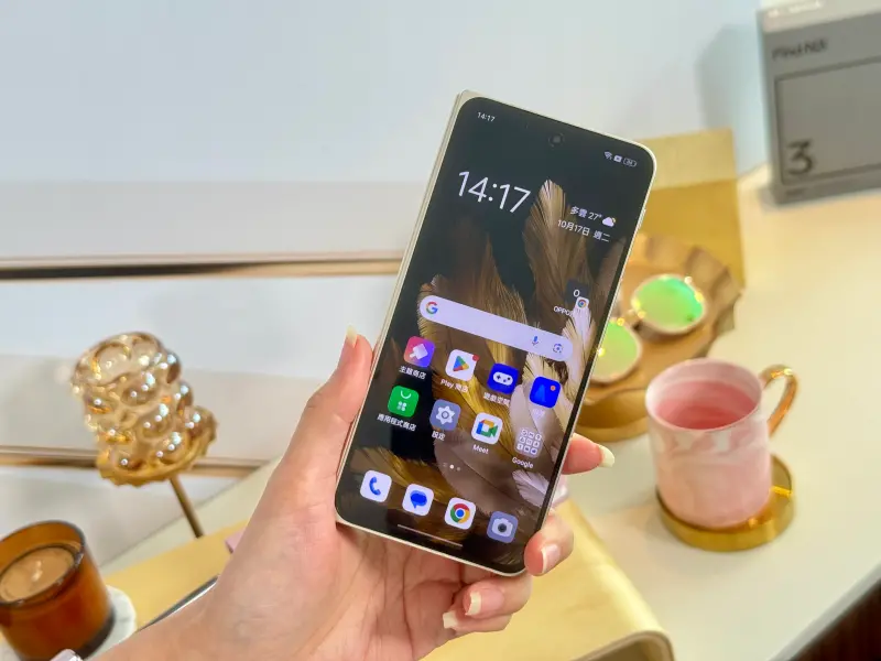 ▲OPPO Find N3 展開後7.82吋,閉合時6.31吋,機身僅239克。(圖/周淑萍攝)
