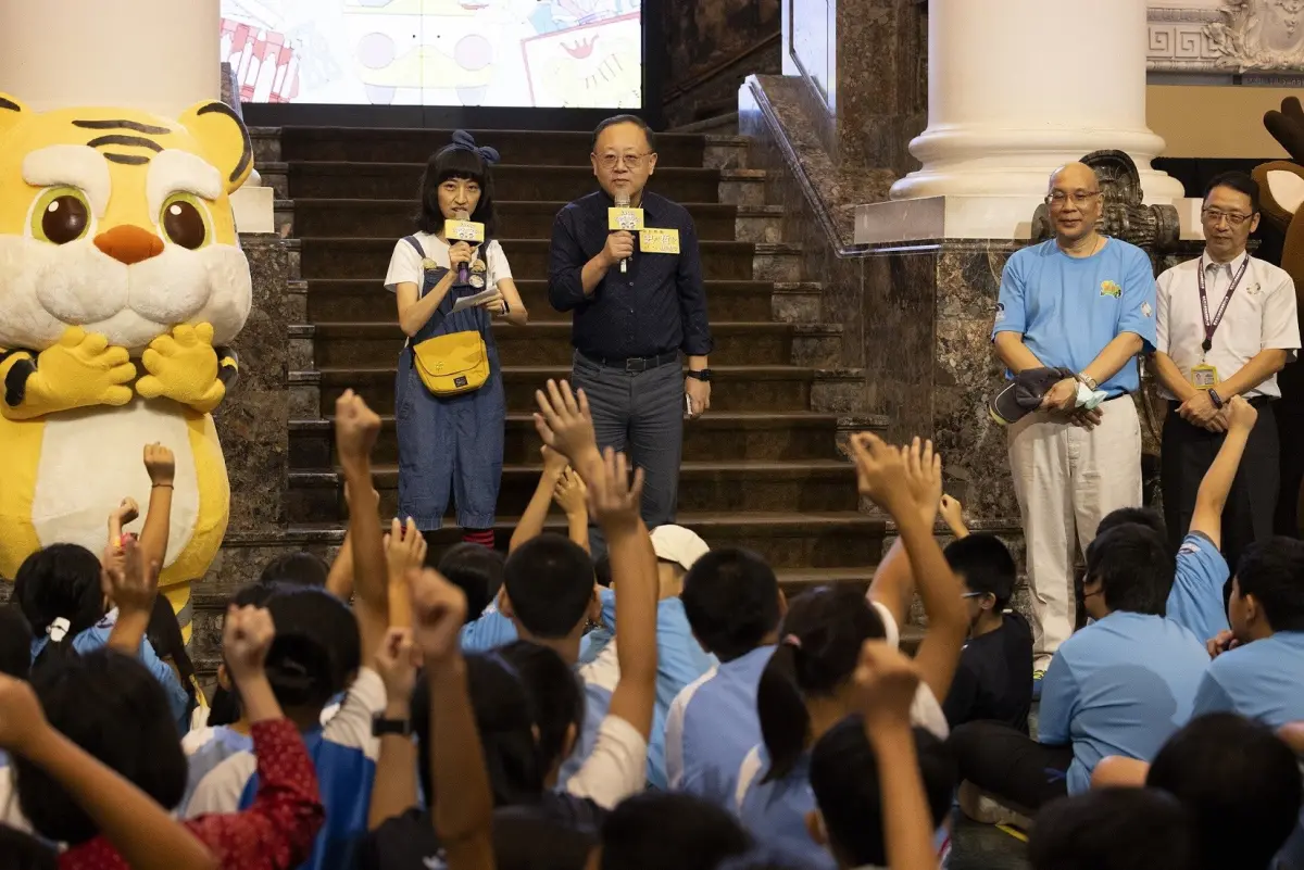 ▲文化部推動「校外文化體驗計畫」，帶動中小學師生走進全國各地文化藝術場所，文化部長史哲今（19）日到國立台灣博物館與國小生同樂。（圖／文化部提供）