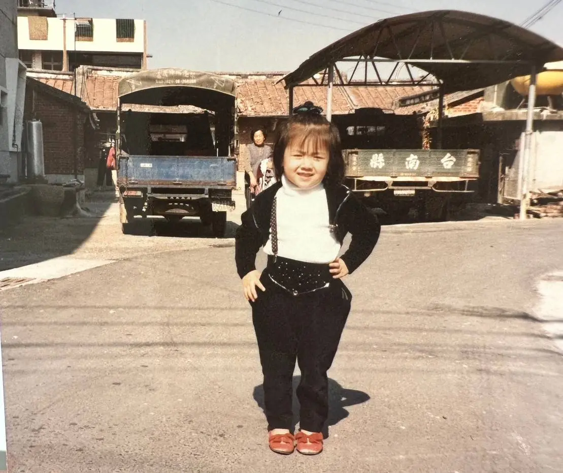 ▲台北市議員顏若芳小時候的衣服都是媽媽手做的，也讓她開玩笑說都走在時尚尖端，還有現在流行的短版外套。（圖／顏若芳提供）